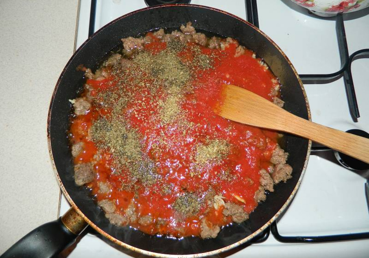 Makaron spaghetti z mięsem mielonym w sosie pomidorowym. foto