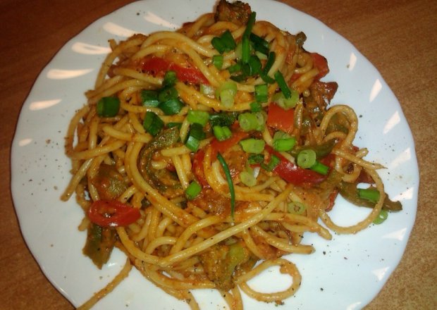 Fotografia przedstawiająca Makaron spaghetti z papryką i pomidorami