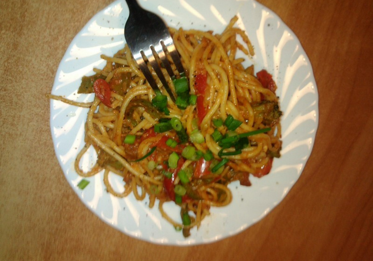 Makaron spaghetti z papryką i pomidorami foto