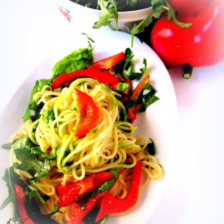 Krok 4 - Makaron spaghetti z papryką ,rukolą i zielonym pesto foto