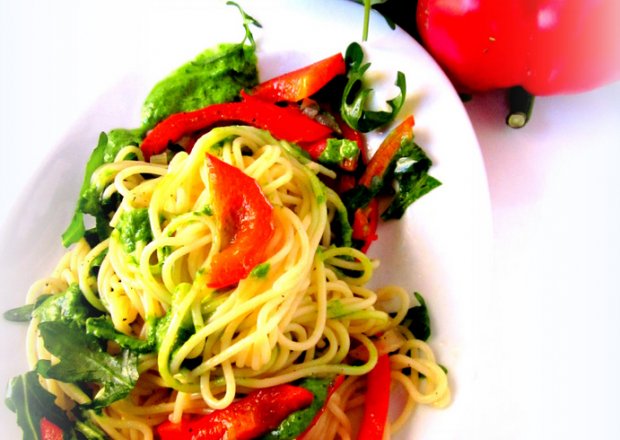 Fotografia przedstawiająca Makaron spaghetti z papryką ,rukolą i zielonym pesto