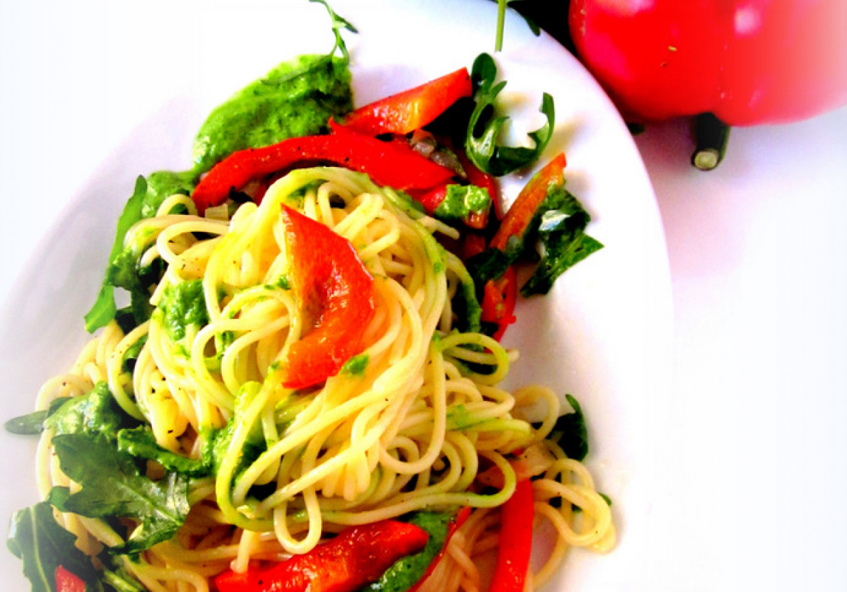 Makaron spaghetti z papryką ,rukolą i zielonym pesto foto