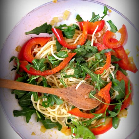 Krok 3 - Makaron spaghetti z papryką ,rukolą i zielonym pesto foto