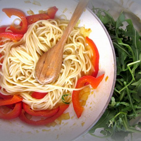 Krok 2 - Makaron spaghetti z papryką ,rukolą i zielonym pesto foto