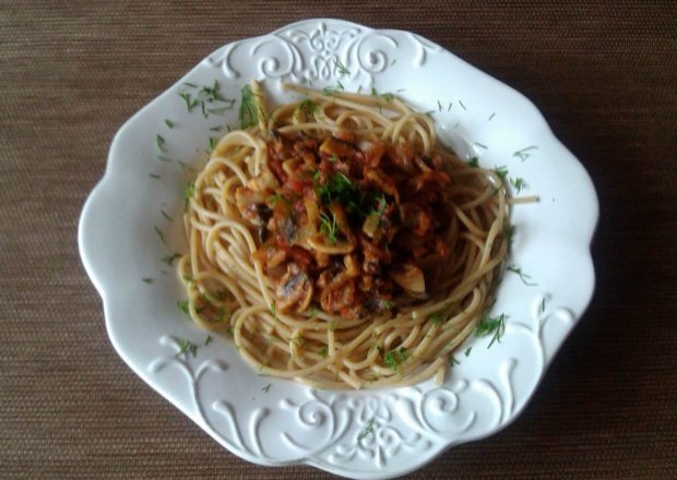Fotografia przedstawiająca Makaron spaghetti z pieczarkami i pomidorami
