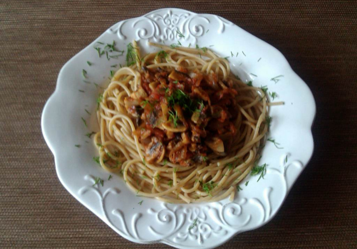 Makaron spaghetti z pieczarkami i pomidorami foto