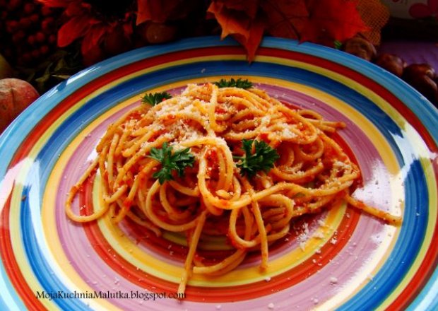Fotografia przedstawiająca Makaron spaghetti z pomidorowym sosem