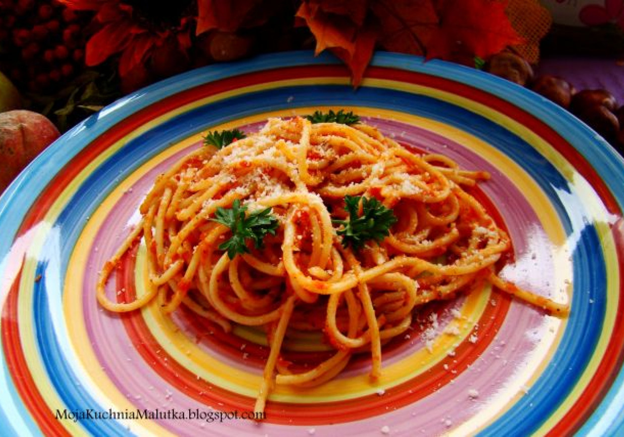 Makaron spaghetti z pomidorowym sosem foto