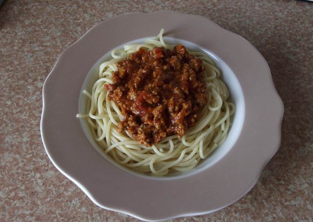 Fotografia przedstawiająca Makaron spaghetti z sosem ala gyros na mięsie mielonym