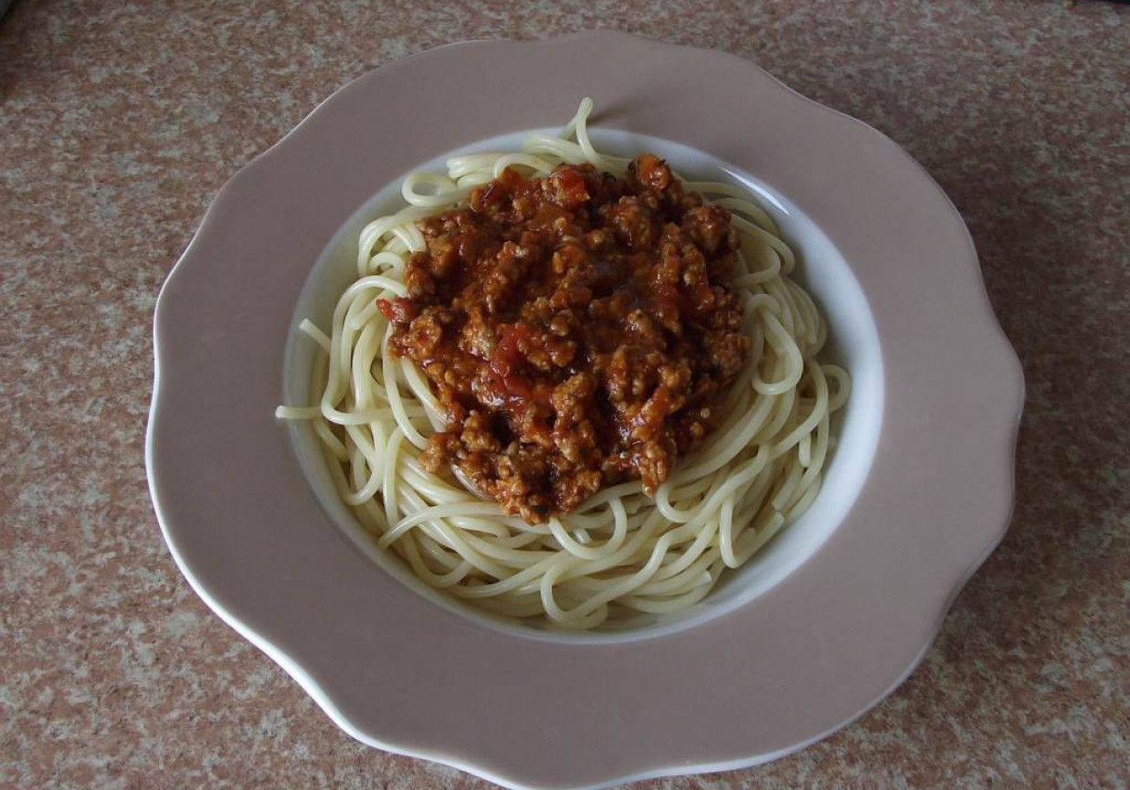 Makaron spaghetti z sosem ala gyros na mięsie mielonym  foto