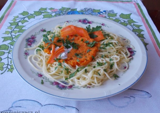 Fotografia przedstawiająca Makaron spaghetti z sosem marchewkowym.
