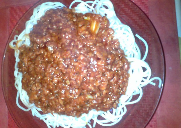 Fotografia przedstawiająca Makaron Spaghetti z sosem pomidorowym 1