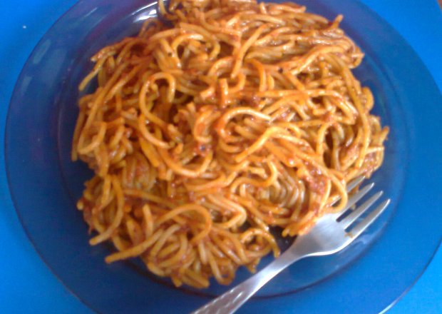 Fotografia przedstawiająca Makaron Spaghetti z sosem pomidorowym 2