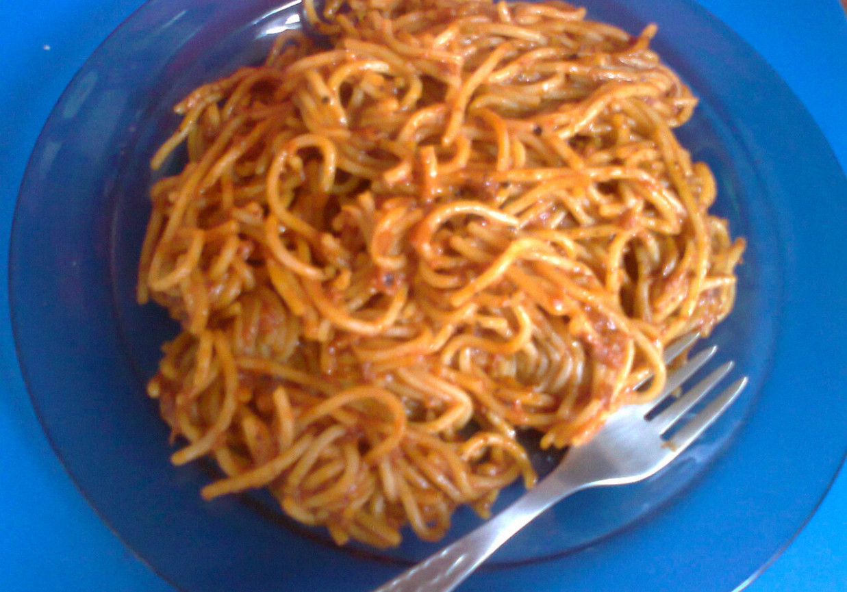 Makaron Spaghetti z sosem pomidorowym 2 foto