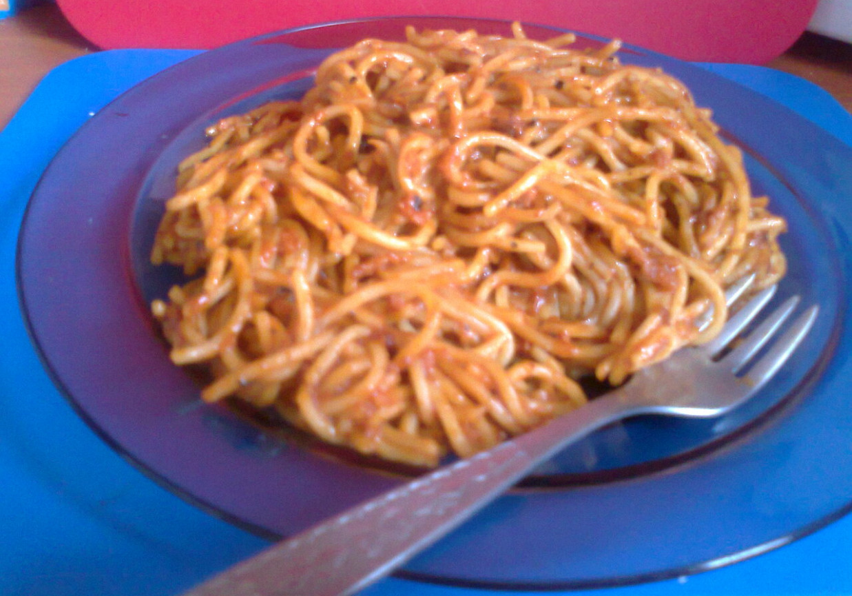 Makaron Spaghetti z sosem pomidorowym 2 foto