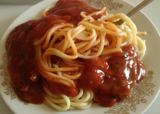 Fotografia przedstawiająca Makaron spaghetti z sosem pomidorowym