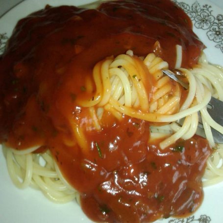 Krok 3 - Makaron spaghetti z sosem pomidorowym foto