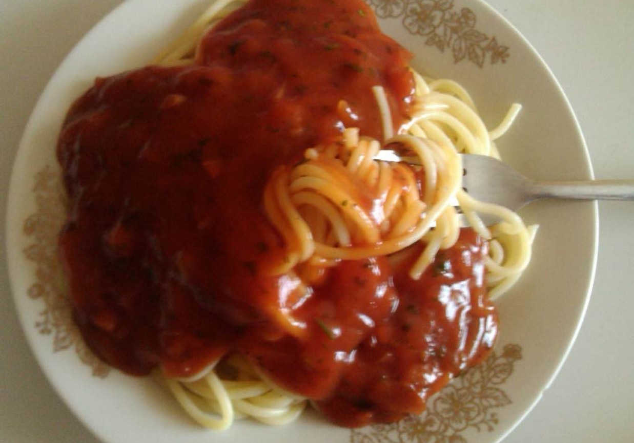 Makaron spaghetti z sosem pomidorowym foto