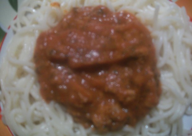 Fotografia przedstawiająca Makaron spaghetti z sosem pomidorowym