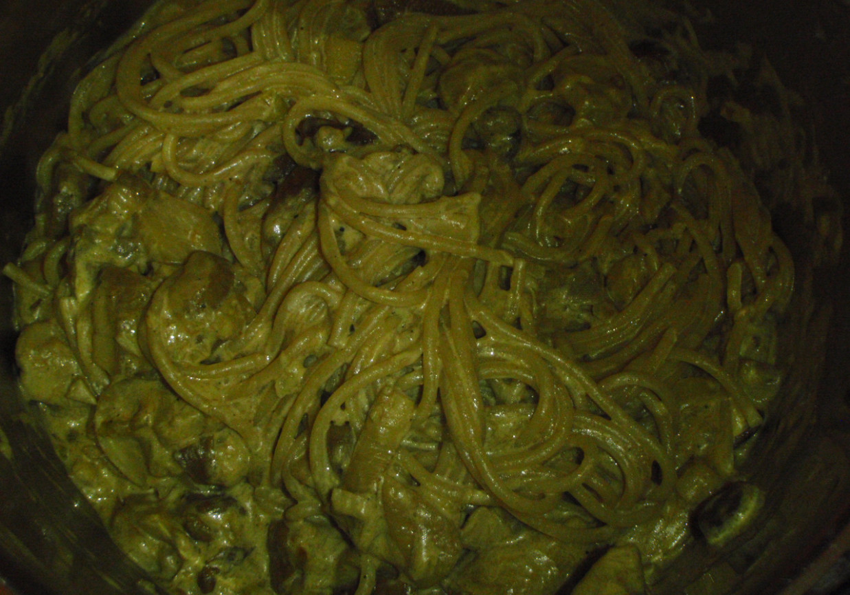 Makaron spaghetti z sosem prawdziwkowo-śmietanowym foto