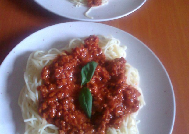 Fotografia przedstawiająca Makaron Spaghetti z sosem z przyprawą Prymat