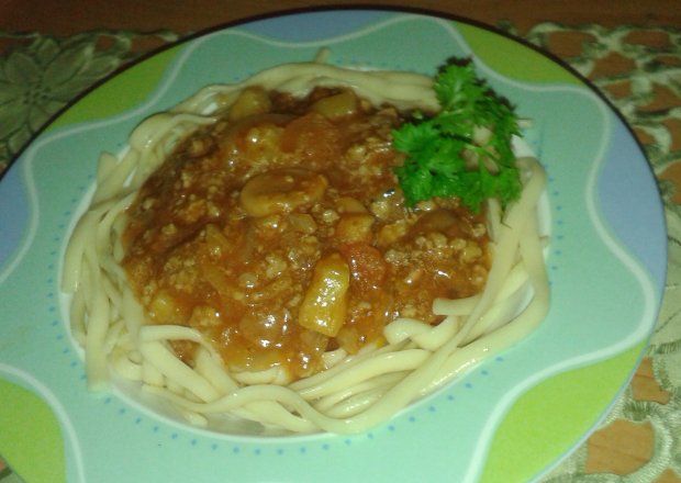 Fotografia przedstawiająca Makaron spaghetti z sosem