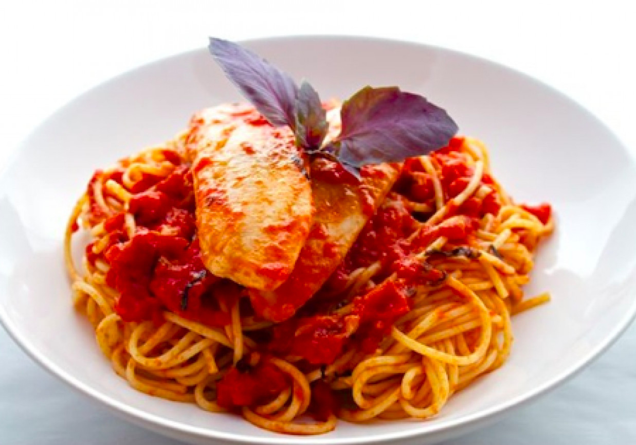 Makaron spaghetti z tilapią foto