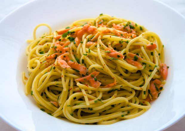 Fotografia przedstawiająca Makaron spaghetti z wędzonym łososiem i cytryną