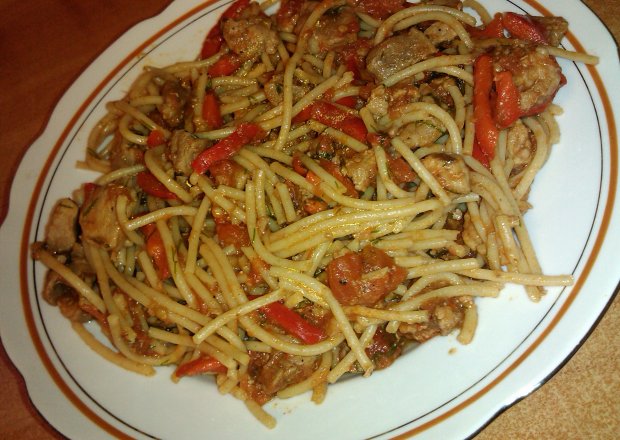 Fotografia przedstawiająca Makaron spaghetti z wieprzowiną i warzywnym sosem