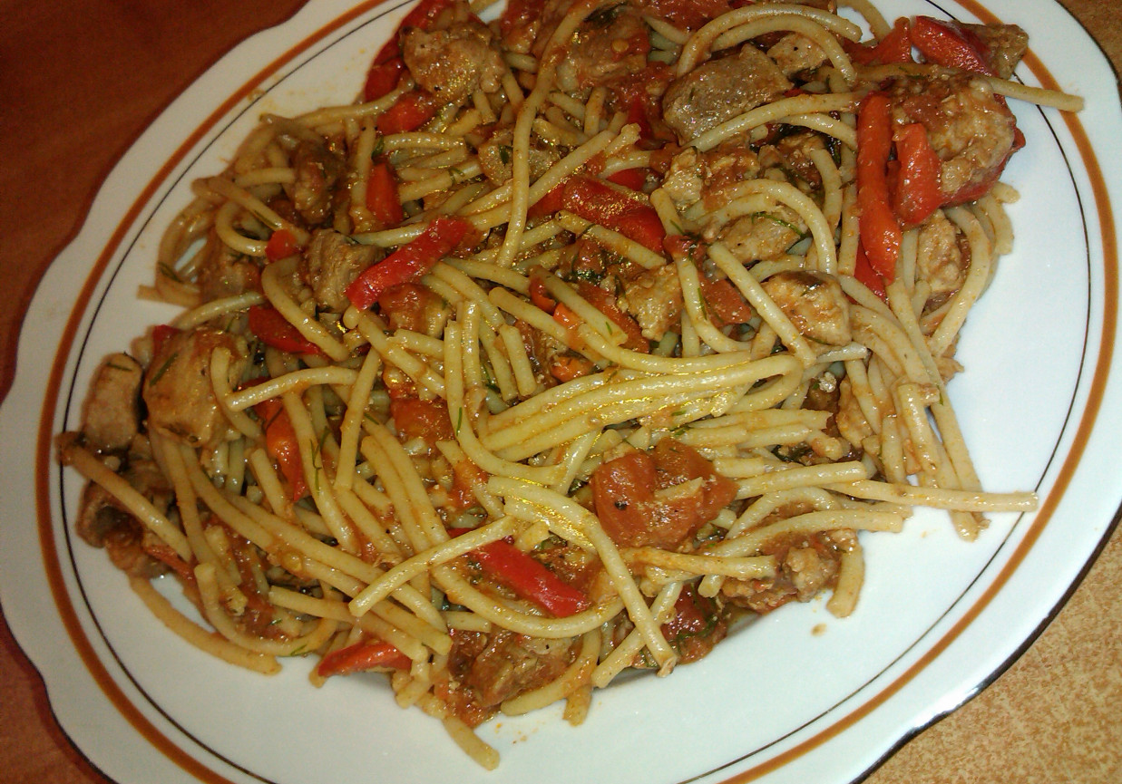 Makaron spaghetti z wieprzowiną i warzywnym sosem foto