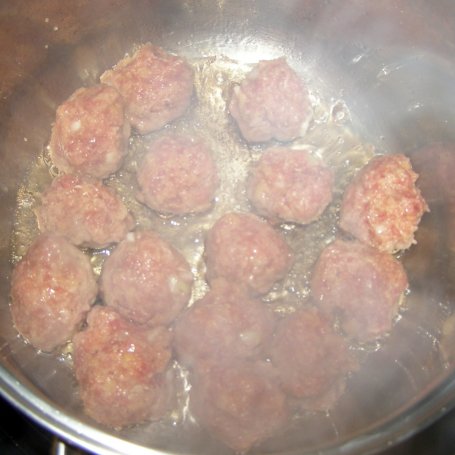 Krok 1 - makaron spaghetti ze szpinakiem i klopsikami... foto