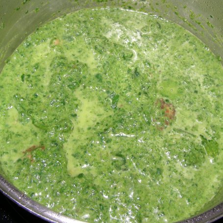 Krok 3 - makaron spaghetti ze szpinakiem i klopsikami... foto