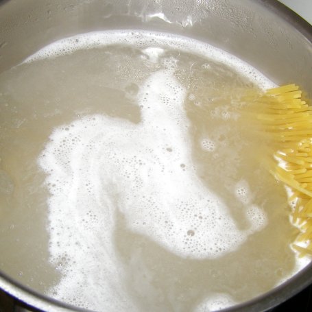 Krok 4 - makaron spaghetti ze szpinakiem i klopsikami... foto