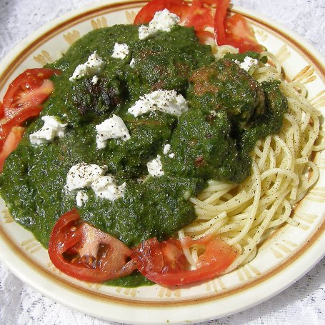 Krok 5 - makaron spaghetti ze szpinakiem i klopsikami... foto
