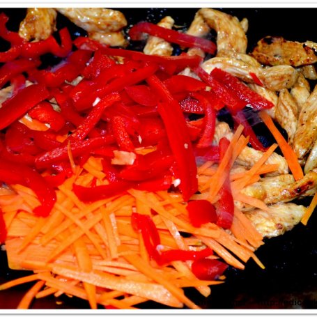 Krok 3 - Makaron  stir-fried z kurczakiem i warzywami foto
