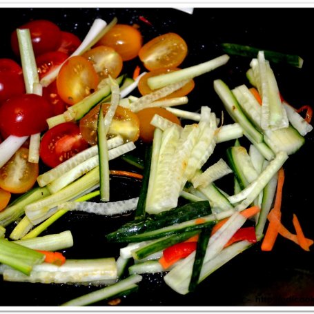 Krok 4 - Makaron  stir-fried z kurczakiem i warzywami foto