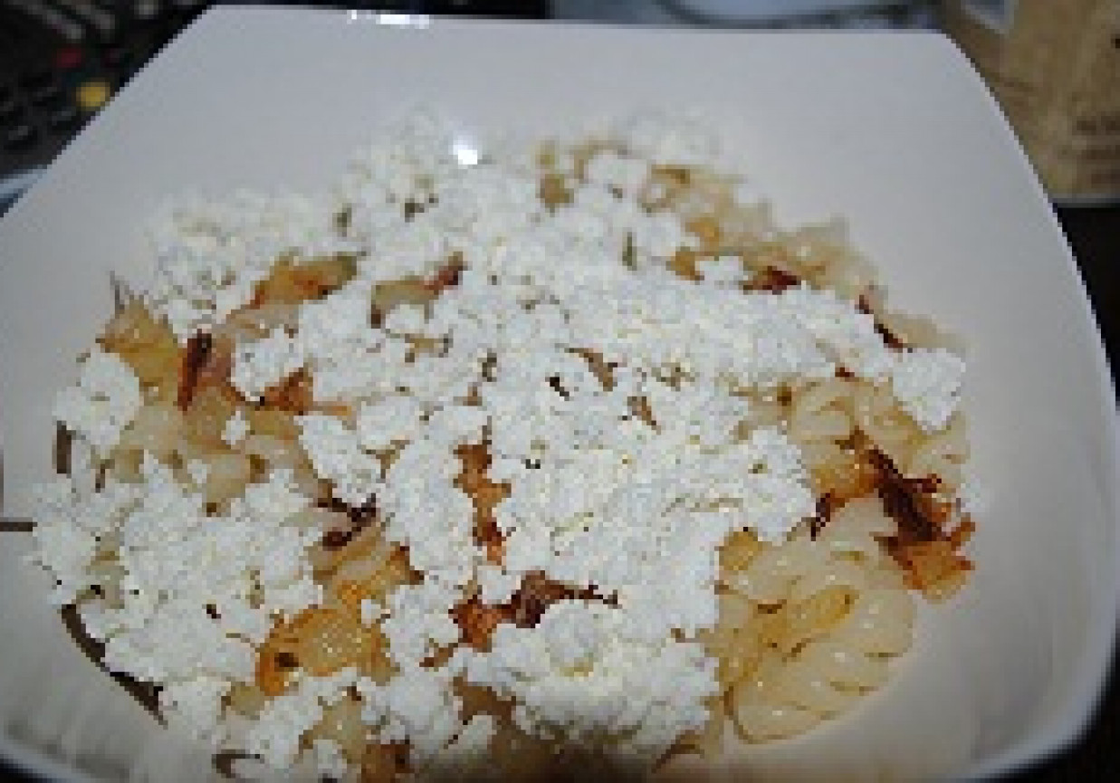 Makaron świderki z serem białym i cebulką foto
