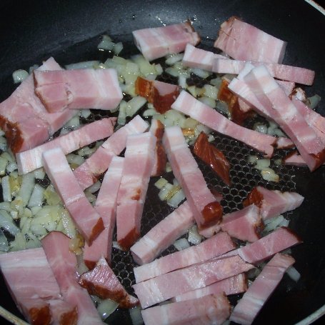 Krok 3 - Makaron syty że hej, czyli z mięsem i boczkiem w śmietanowym sosie :) foto