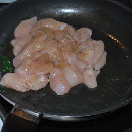 Krok 3 - Makaron szpinakowy z kurczakiem i serkiem topionym foto