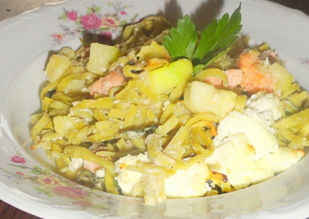 Fotografia przedstawiająca Makaron szpinakowy z łososiem i cukinią w sosie serowym z fetą
