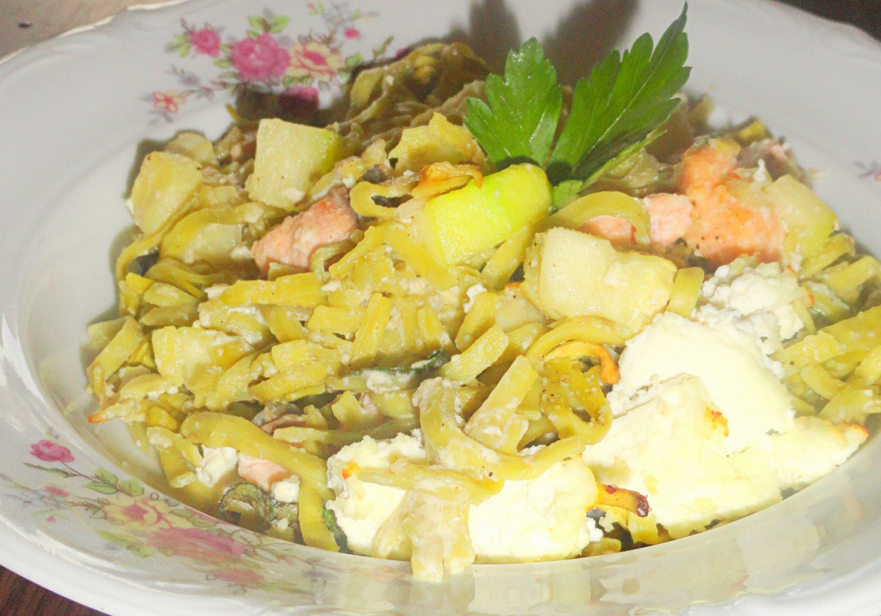 Makaron szpinakowy z łososiem i cukinią w sosie serowym z fetą foto