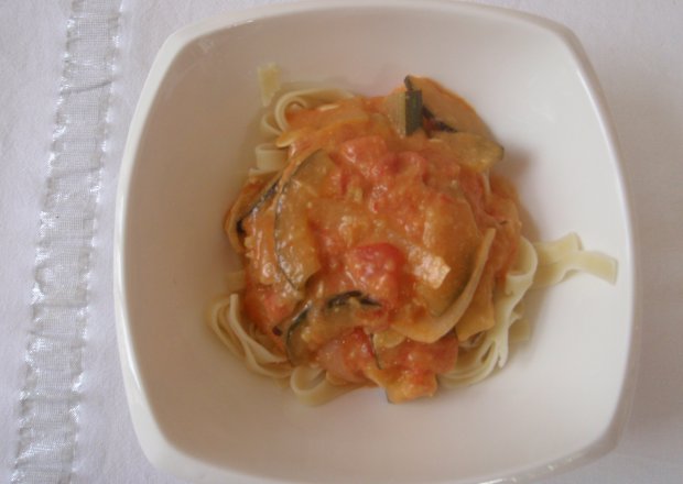 Fotografia przedstawiająca Makaron tagiatelle z cukinią,pomidorami i serem camembert