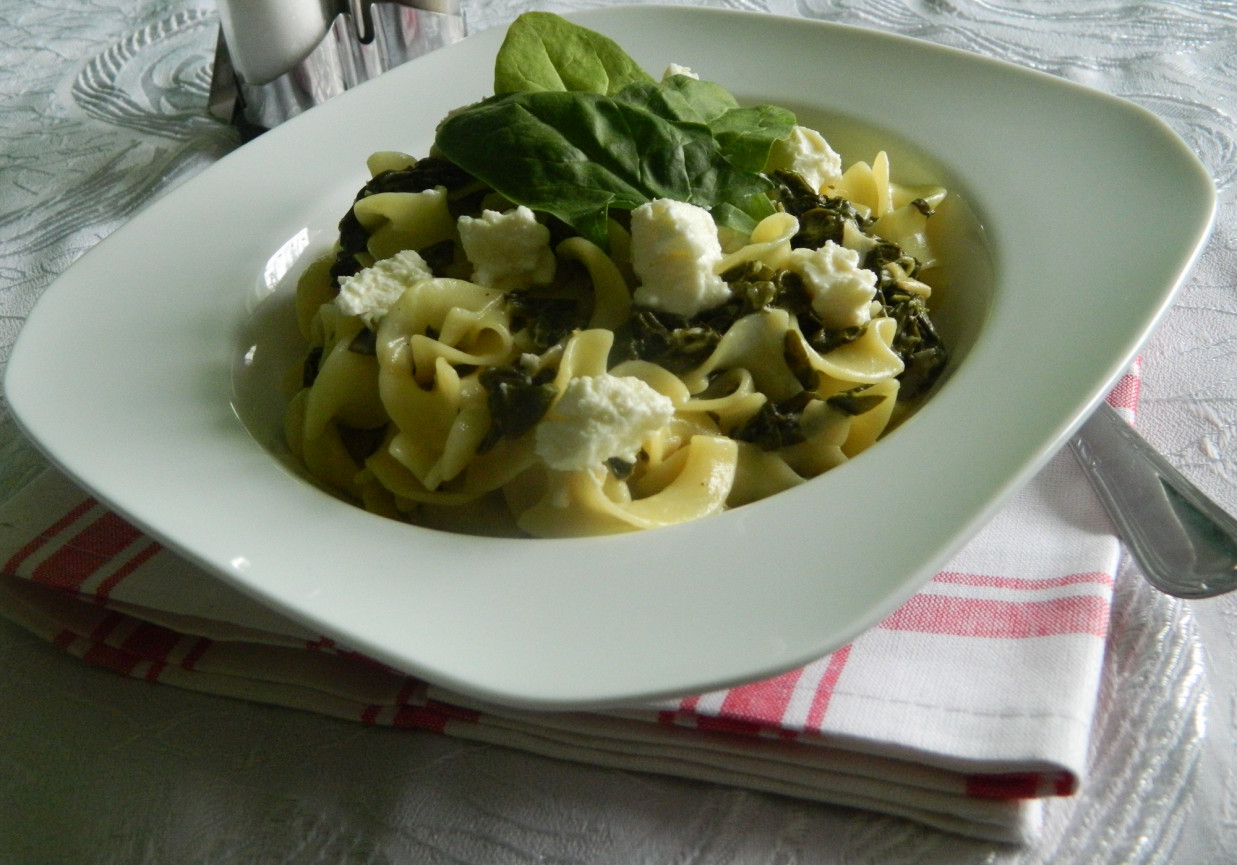 Makaron tagliatelle ze szpinakiem i serem feta DoradcaSmaku.pl