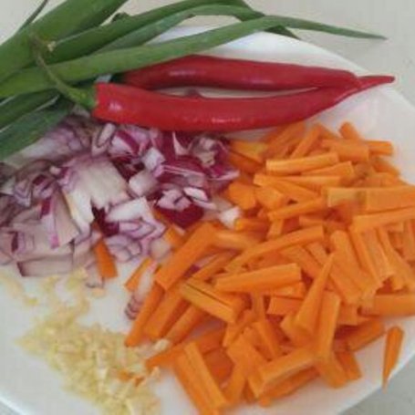 Krok 3 - Makaron tajski z kurczakiem i warzywami foto