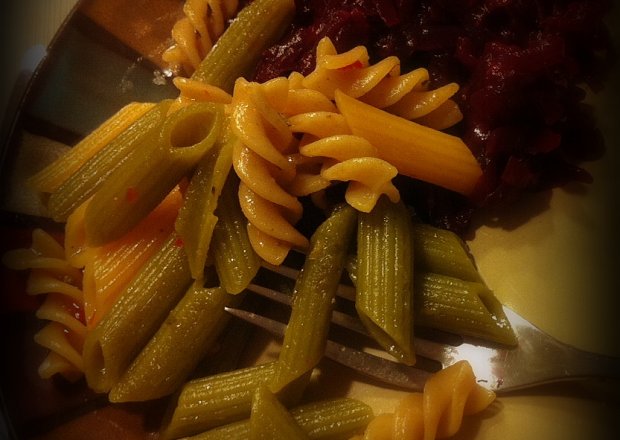 Fotografia przedstawiająca Makaron 'tre colore' z sosem chilli