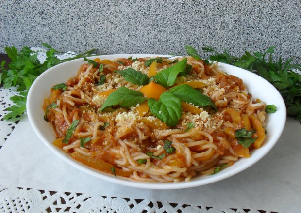 Fotografia przedstawiająca Makaron typu spaghetti ze smażonym bakłażanem
