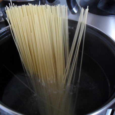Krok 5 - Makaron typu spaghetti ze smażonym bakłażanem foto