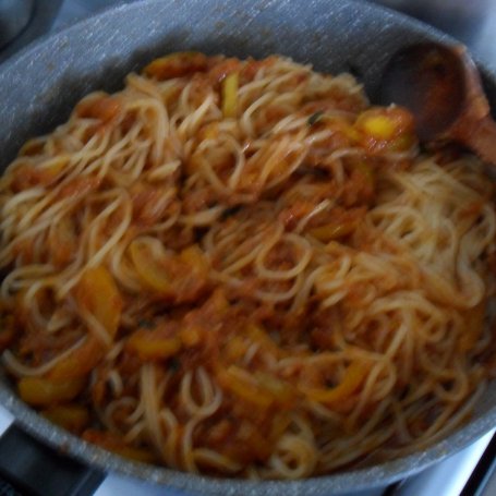 Krok 6 - Makaron typu spaghetti ze smażonym bakłażanem foto