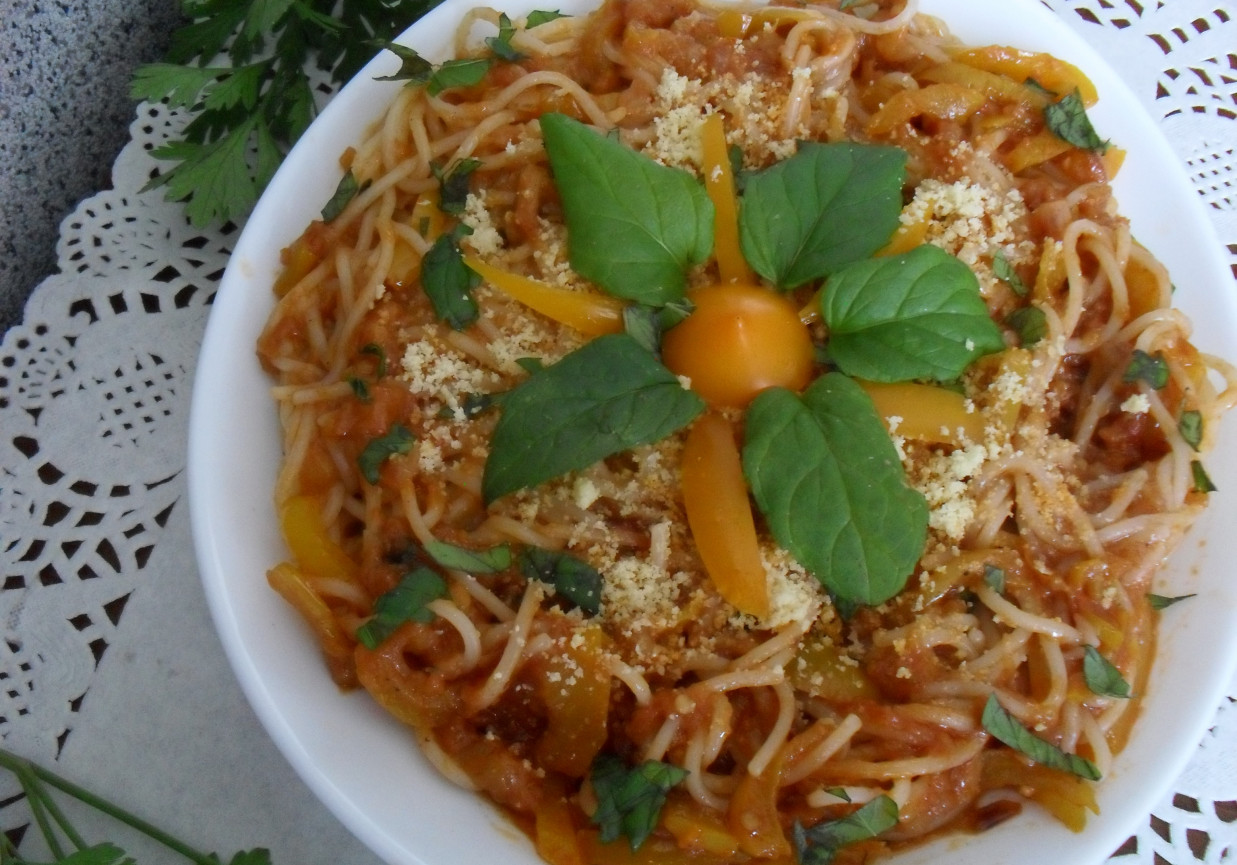 Makaron typu spaghetti ze smażonym bakłażanem foto