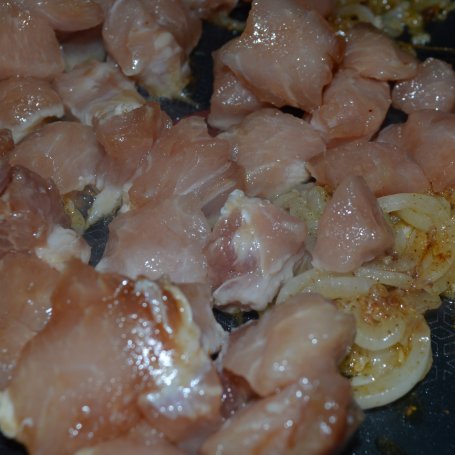 Krok 3 - Makaron udon z wieprzowiną i papryką foto